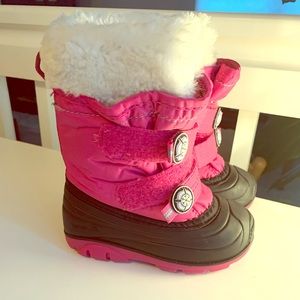Toddler snow boots.